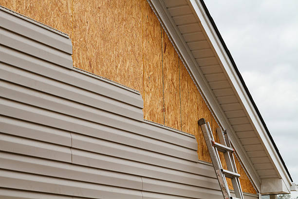 Professional Vinyl Siding technician working in Mayesville, SC
